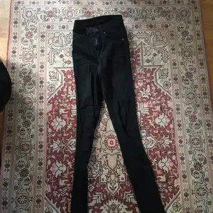 Stretchiga Dr Denim jeans i storlek XXS. Använda ett fåtal gånger  Köpare står för eventuell frakt. Kan mötas upp i Stockholm 