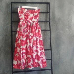  - Jättefin, vintage, hemmasydd sommarklänning. Ej fodrad upptill. Liten storlek, enligt min uppfattning typ 34. Kan mötas upp i Lund lr Stockholm. Frakt tillkommer, betalning via Swish. Hör av dog om du undrar ngt :)