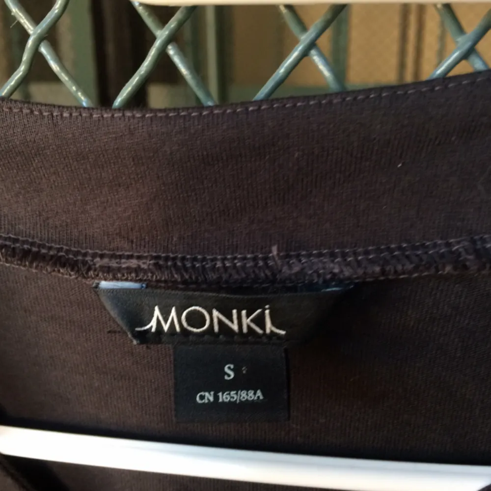 T-shirt Klänning från Monki! Oversize modell i strl S, lös så skulle kunna passa fler storlekar. Oanvänd . Klänningar.
