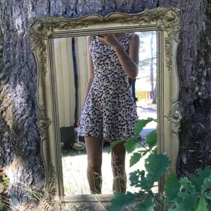  - Fins blommig sommar klänning.  Frakt 15kr eller möts upp i Stockholm☺️ Betalning vis Swish 