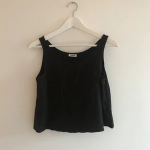  - Kort, svart, löst linne i ett lite hårdare tyg. Sparsamt använd!  Köparen står för frakt!