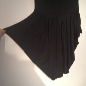 Fin svart klänning fr H&M med dragkedja i sidan, detaljer fram se bild 2+3. Bra skick! - Fin svart klänning fr H&M med dragkedja i sidan, detaljer fram se bild 2+3. Bra skick!