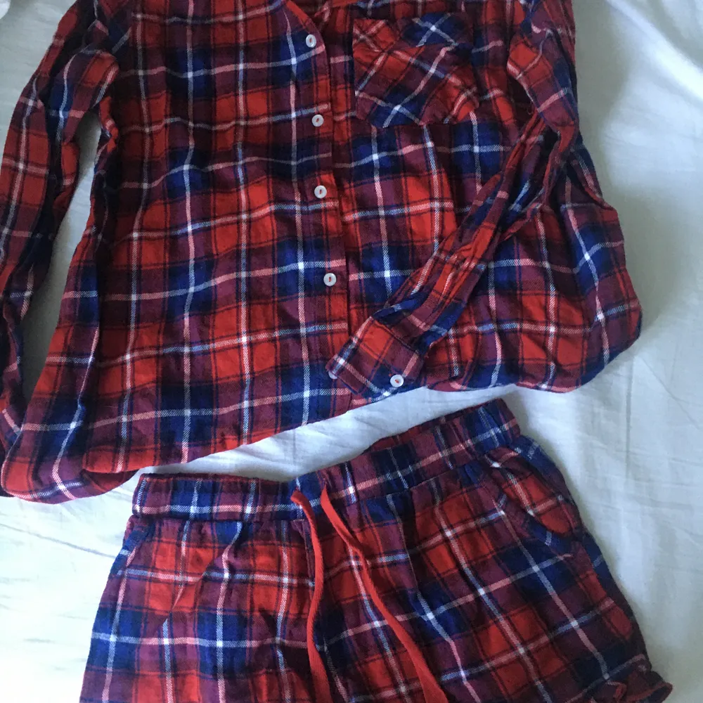 Jättemysig pyjamas i flanell från bikbok, shorts+skjorta❤️ vid fler bilder eller frågor, skriv gärna privat🌹 köpare står för frakt . Övrigt.