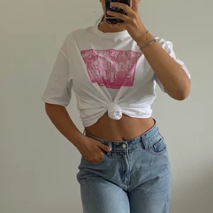 Vit grafik t-shirt - Trendig print t-shirt från Junkyard. Rosa tryck på fram sidan och lite oversized. Burits några gånger tidigare men väldigt snygg.💕💕 frakt 25kr