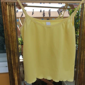 Ljusgult linne - Sypersnyggt ljusgult linne köpt second hand. Det står strl M/4. Jag på bilden har vanligtvis S/M. Fri frakt!