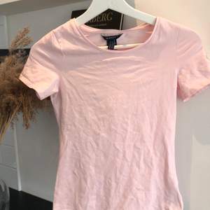 Rosa Gant t-shirt, storlek XS, i fint skick då den nästan aldrig har kommit till användning! köparen står för frakt! 📦