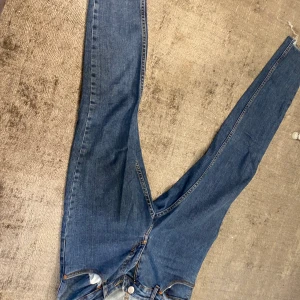 Jeans - Snygga byxor i mom jeans modellen, byxorna är från cheap monday och är jätte sköna och stretchiga. Dem är knappt använda, storlek i 28/32