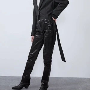 Populära slutsålda jeans från zara - Glansiga jeans från zara i strl 34. Modellen på jeansen är väldigt stor i midjan därför har dem sytts in av skräddare och passar mig som har 34/36 och S.