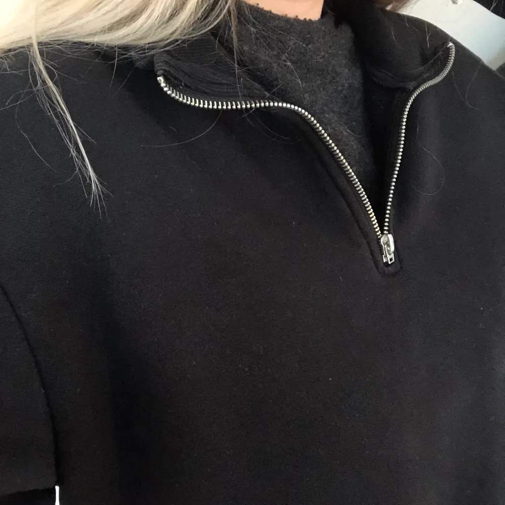 Jättefin svart sweatshirt från Weekday 💓 Kan bäras ensam men också med plagg under! Frakt tillkommer 😇. Tröjor & Koftor.
