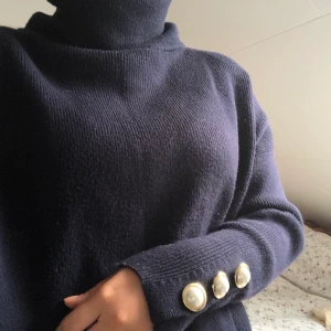 Stickad tröja med knappar - Använd max 2 gånger, bra skick, köparen står för frakten! 🪐🪐🪐