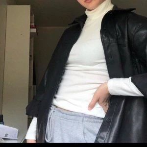 Polotröja - Stretchiga material Köparen står för frakten. Säljer pga jag inte får användning av den.