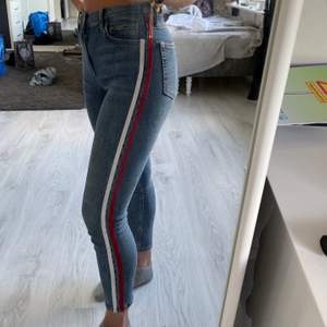 Jättesköna jeans från topshop i modellen JAMIE i storlek W28 L30, tycker dom sitter perfekt på mig som är en storlek S & 165cm lång! Använda ca 8-10ggr men som i nyskick. Möter upp i Umeå annars står köparen för frakten💕