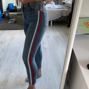 Stretchiga jeans från Topshop - Jättesköna jeans från topshop i modellen JAMIE i storlek W28 L30, tycker dom sitter perfekt på mig som är en storlek S & 165cm lång! Använda ca 8-10ggr men som i nyskick. Möter upp i Umeå annars står köparen för frakten💕