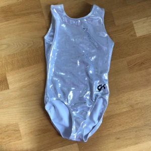 Gymnasikdräkt  - Silvrig gymnastikdräkt, strl. XS/S berorpå och man tvättar den så mycket eller inte 