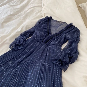 Mörkblå prickig Zaraklänning  - Jättejättesöt klänning perfekt till sommaren. Använt den 2-3 gånger. Liten i storleken, passar absolut en S. Resår i midjan och vid handlederna