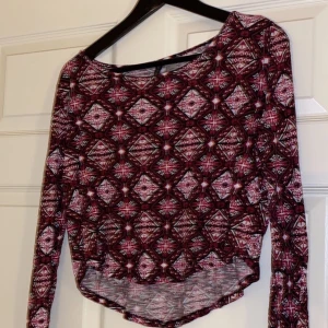 Mönstrad topp - En fin mönstrad topp från H&M i storlek S.