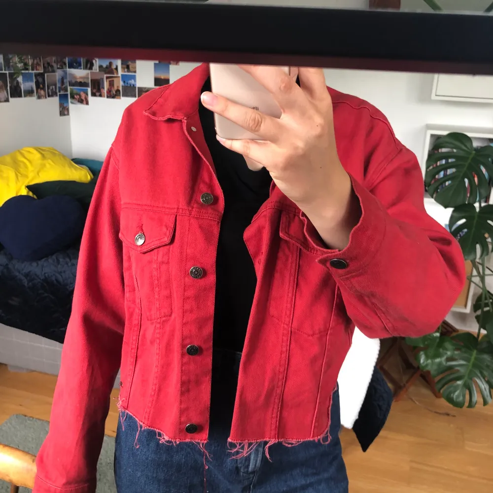 En croppad röd jeansjacka från pull and bear köpt i Berlin. Jackan är i storlek L men passar mig som har M vanligtvis och passar S också beroende på hur man vill att den ska sitta. Fraktar gärna men kan också mötas i lund/Malmö.. Jackor.