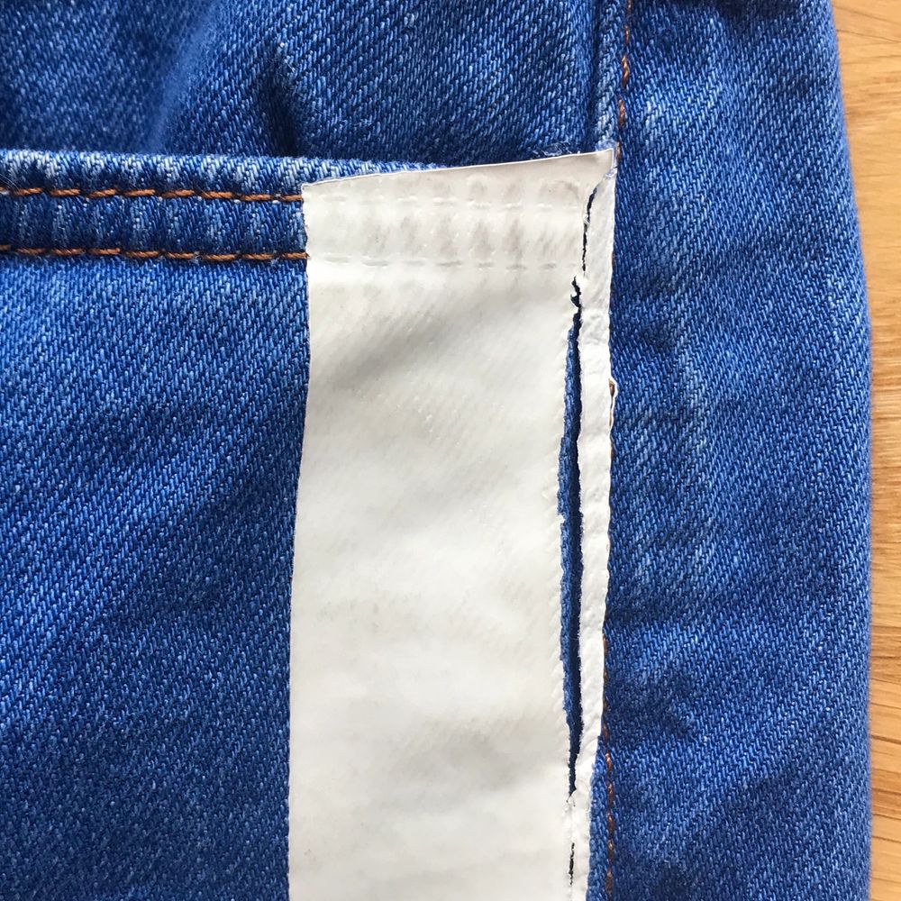 Klarblå vida jeans från zara med vit rand på sidan och hög midja. På ena benet är den vita randen sliten (se bild 3) men det syns inte jättetydligt på. Frakt tillkommer. Hör av dig vid frågor 🥰. Jeans & Byxor.