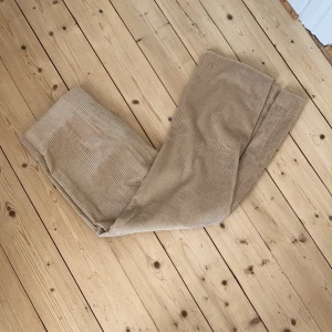 Manchesters byxor - Säljer ett bara Manchester byxor i nyskick!Köpta på plick men de passade inte:/.Kan mötas i Lund eller Malmö annars står köparen för frakt💖