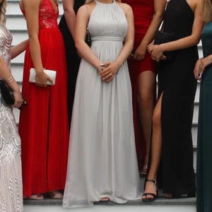 Ljusgrå balklänning  - Jättefin, skön balklänning. Endast använd en gång. Köparen står för frakten 🧡