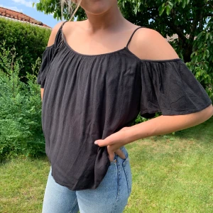 Svart topp  - Svart söt topp från BikBok. Storlek M. 30kr + frakt 😁