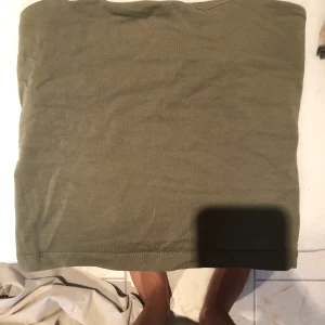 Croptop  - Snygg croptop från ginatricot i khaki! Skitsnygg men används inte längre! 