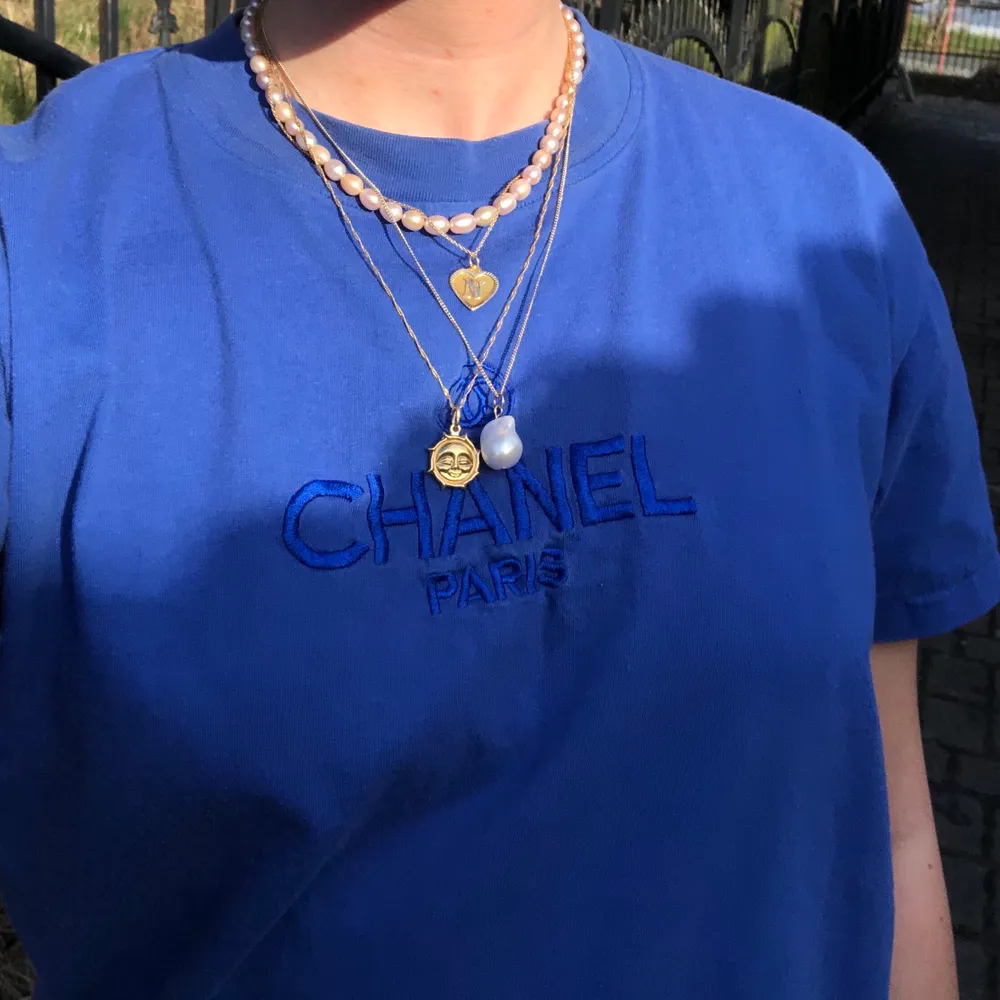  Jättefin och unik Chanel bootleg t-shirt från 90-talet . Intresse koll då jag inte är säker på om jag vill sälja den än  ! Säljer vid bra bud , budgivning startar på 300kr . Inga hål eller defekter och i jättebra skick trots sin ålder! BUD atm : 1000kr🧃. T-shirts.