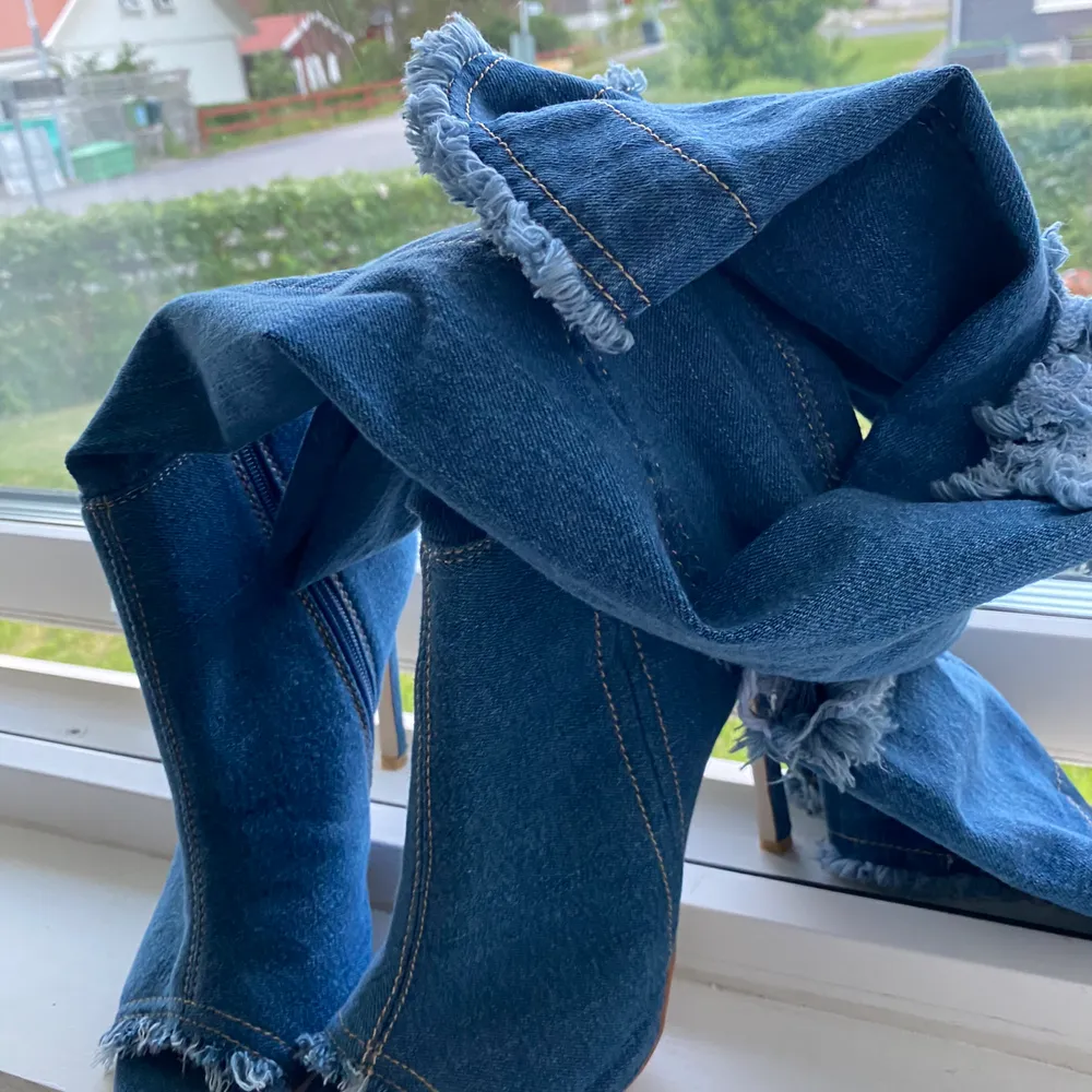 Ett par jeansklackar som jag köpte ifrån Hannalicious när hon hade en mysig liten bloppis i Göteborg, köpte för skojs skull så har inte använt dessa en enda gång, fraktar eller möts upp i Göteborg ☺️. Skor.