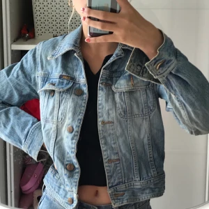 Jeansjacka från Gul & blå - Snygg vintage jeansjacka som är ganska tight i modellen!