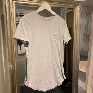  - Snygg t-shirt, egentligen herr men jag har själv använt den istället!   Skick: Gott skick, inga synliga skador!  Kan skickas för 22 kr 💌