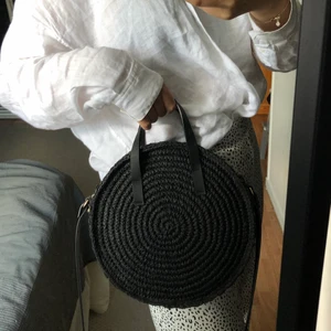 Stråväska - Cirkelformad flätad väska köpt på H&M i Paris. Väldigt fin och somrig väska, men har dessvärre aldrig använt den och just nu hänger den bara och dammar… Har guldiga detaljer och ett längre band. Köparen står för frakten.