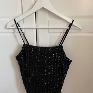 Glittrigt linne - Glittrigt linne storlek S, säljer för 40 kr. Från bikbok