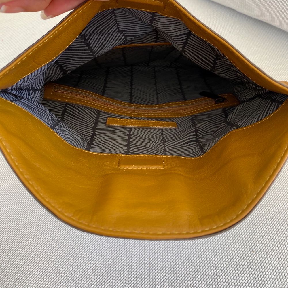 BCBG MaxAzria souple leather clutch bag. Magnetic closing, multiple pocket inside. Comes in original dust bag. Excellent condition, never used. Väskor.