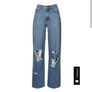 Jeans med hål! - Helt nya jeans som är supersnygga!❤️ aldrig använda med lappen kvar! Kan mötas på söder annars står köparen för frakt på 59kr😘 inköpspris: 504kr +frakt.                         OBS: SE NY ANNONS FÖR BILDER HUR DE SITTER PÅ😘