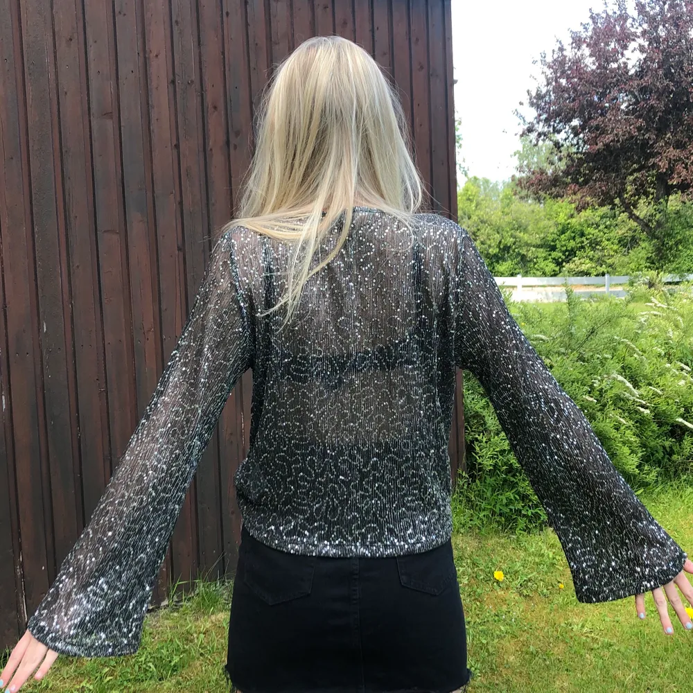 En tunn/genomskinlig glittrig tröja från Gina Tricot. Använd en gång. Strl M men min syster på bilderna har vanligtvis S eller XS. Köparen står för frakt 🧡. Tröjor & Koftor.