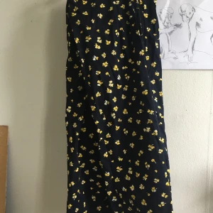 Fina paperbag byxor  - Fina blommiga paperbag byxor köpta från H&M. Använda en gång. Köparen står för frakt. 