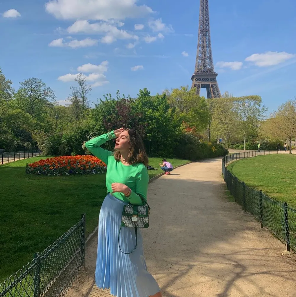 Söt väska i grönt mönster köpt i Paris på Tom&Eva! Väskan har mycket detaljer, en grön ficka på baksidan och många fack inuti. Kan skicka fler detaljbilder i chatten!🥰. Väskor.