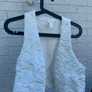 Vit väst från H&M - Mycket snygg och trendig väst från H&M i storlek XS! Passar till allting och klär upp en outfit. Knappt använd och säljs inte längre! 
