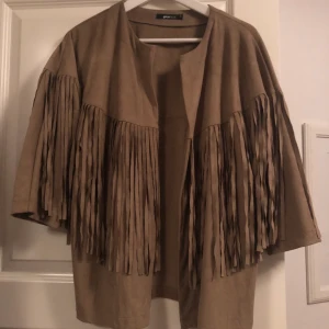 Jacka med fransar - Tunnare jacka från Gina Tricot med fransar och 3/4 ärmar i storlek M