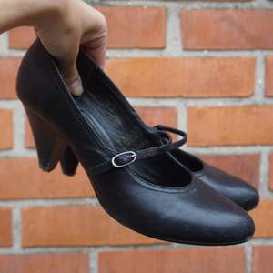 Använda några gånger så är lite slitna och leriga, men om man bara putsar skorna lite med svart skokräm så kommer de se ut som nya! 😎