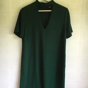 Mörkgrön klänning från Zara - Mörkgrön (mossgrön? Superfin färg!) klänning från Zara i stilren passform. Använd några gånger, men fortfarande i nyskick! Kan mötas upp i Lund, eller skicka via post:) (frakt tillkommer)