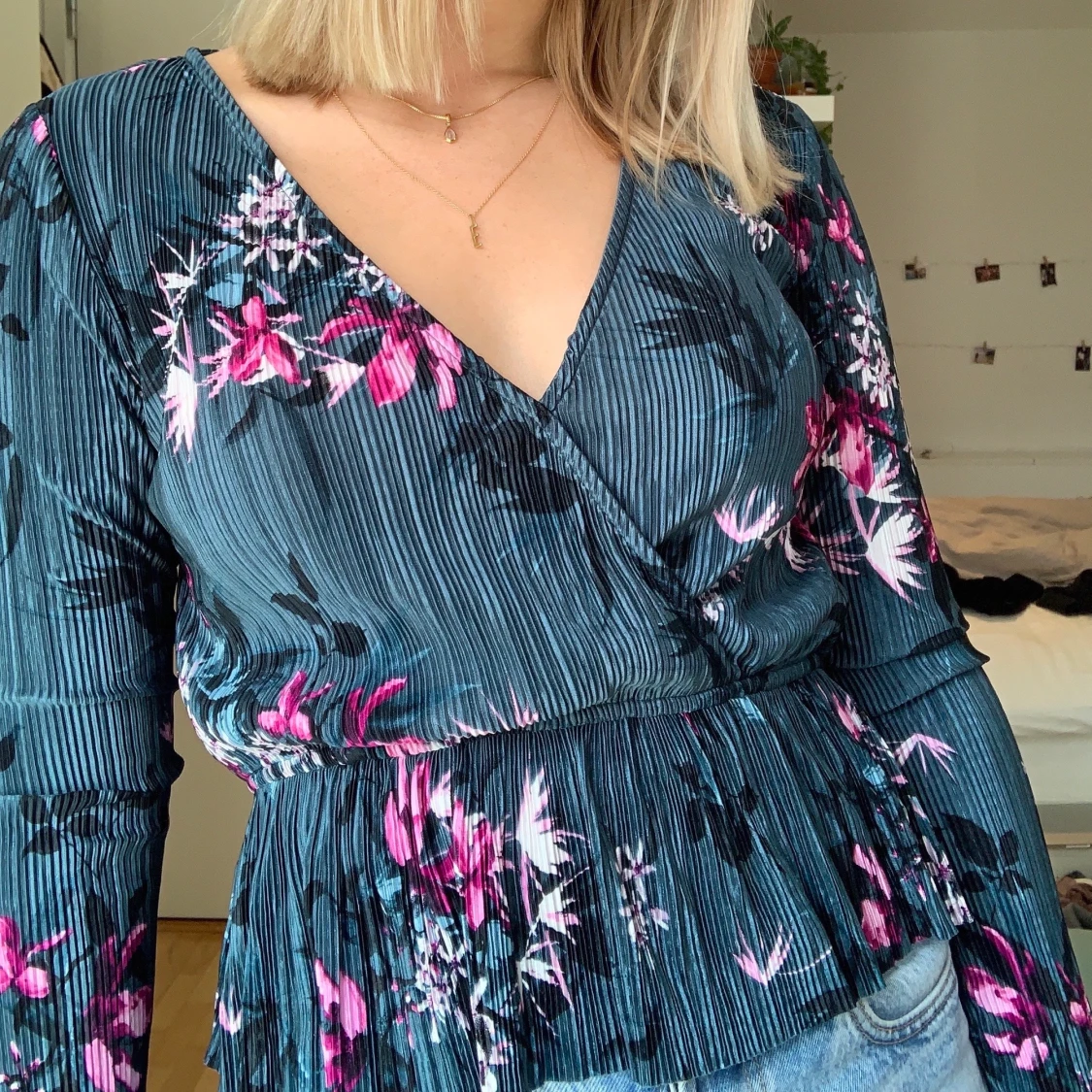 Blommig omlottblus från Gina, stl XS