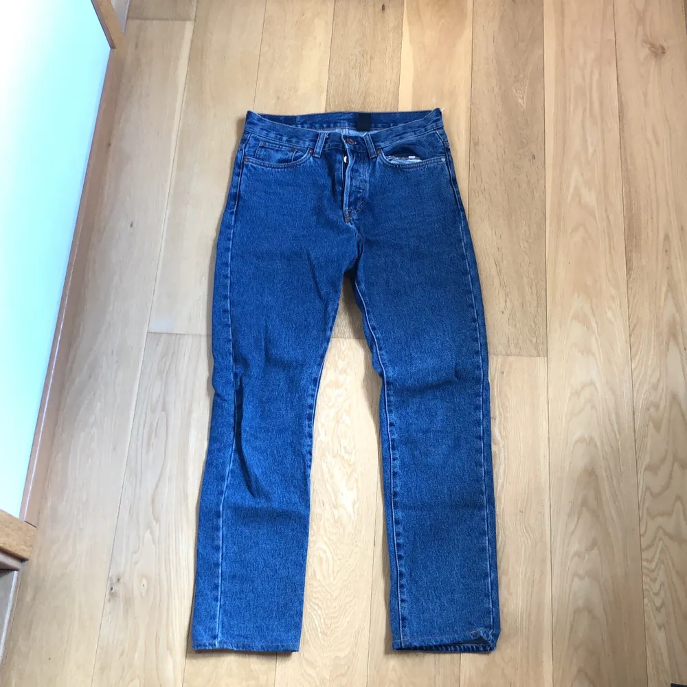Säljer ett år raka mörkblå jeans som jag nästan aldrig använt. De är i storleken w29 men jag skulle säga att de passar 28,27. Fraktar gärna men kan mötas upp i malmö/lund.. Jeans & Byxor.