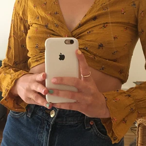 Kort liten gul topp från H&M - En liten kort knytblus från H&M✨🌸Aldrig använd😌Kontakta vid intresse🥳🍇Köpare står för frakt:)