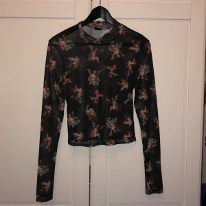 mesh polotröja - transperent mesh polotröja med änglamotiv från urban outfitters, 100kr inklusive frakt, fler bilder skickas vid intresse