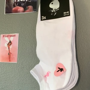 Playboy strumpor  - Helt nya Playboy strumpor säljer då jag har ganska många. Storlek 39/42 men jag har storlek 37 och dom passar mig💕