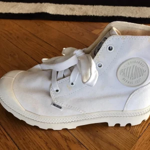 Palladium skor - Som nya med nypris 950kr