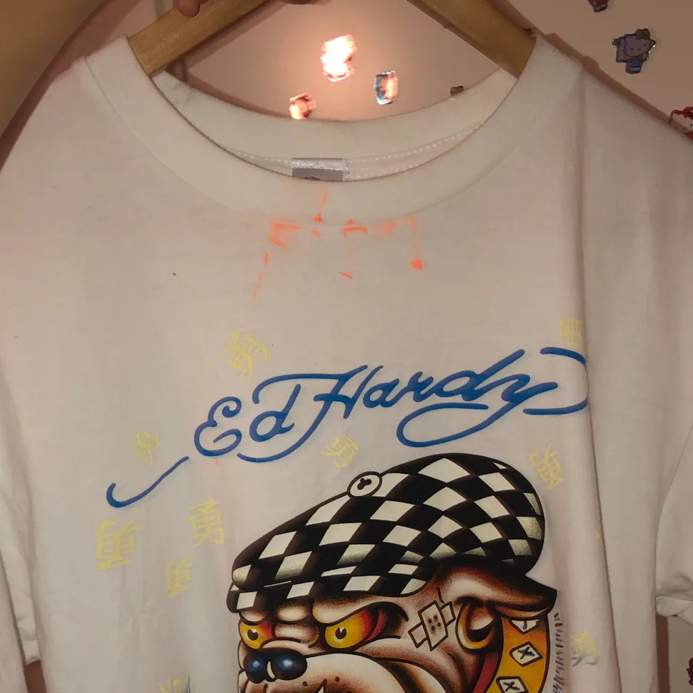 cool ed hardy t shirt inga hål eller något liknande förutom en fläck där vid halsen (sista bilden) går nog att få bort (frakt 22kr). T-shirts.