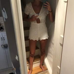 Helt sjukt snygg playsuit som jag är så sjukt ledsen för att behöva sälja:(( då den har blivit för liten! Fri frakt vid snabb affär