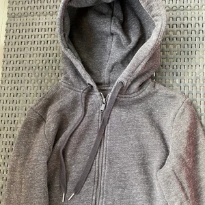 Mörkgrå munkjacka💕 - Väldigt skön munckjacka från H&M, säljer för att jag inte använder den så den hänger bara i garderoben💓  Frakt tillkommer med 63kr💓✨